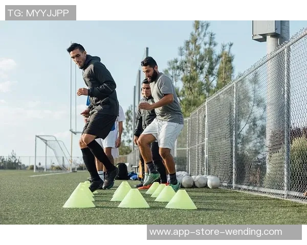 提升足球技能的热身训练视频助你轻松进入状态与赛场表现更出色