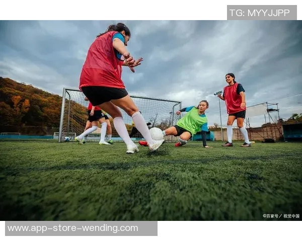 踢足球时抬头的重要性与技巧分享助你提升球场表现